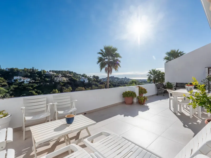 Apartment - Middle Floor Apartment в продаже в Benahavís, Málaga. В доме 2 спален и 2 ванных комнат. Площадь дома 130 м²