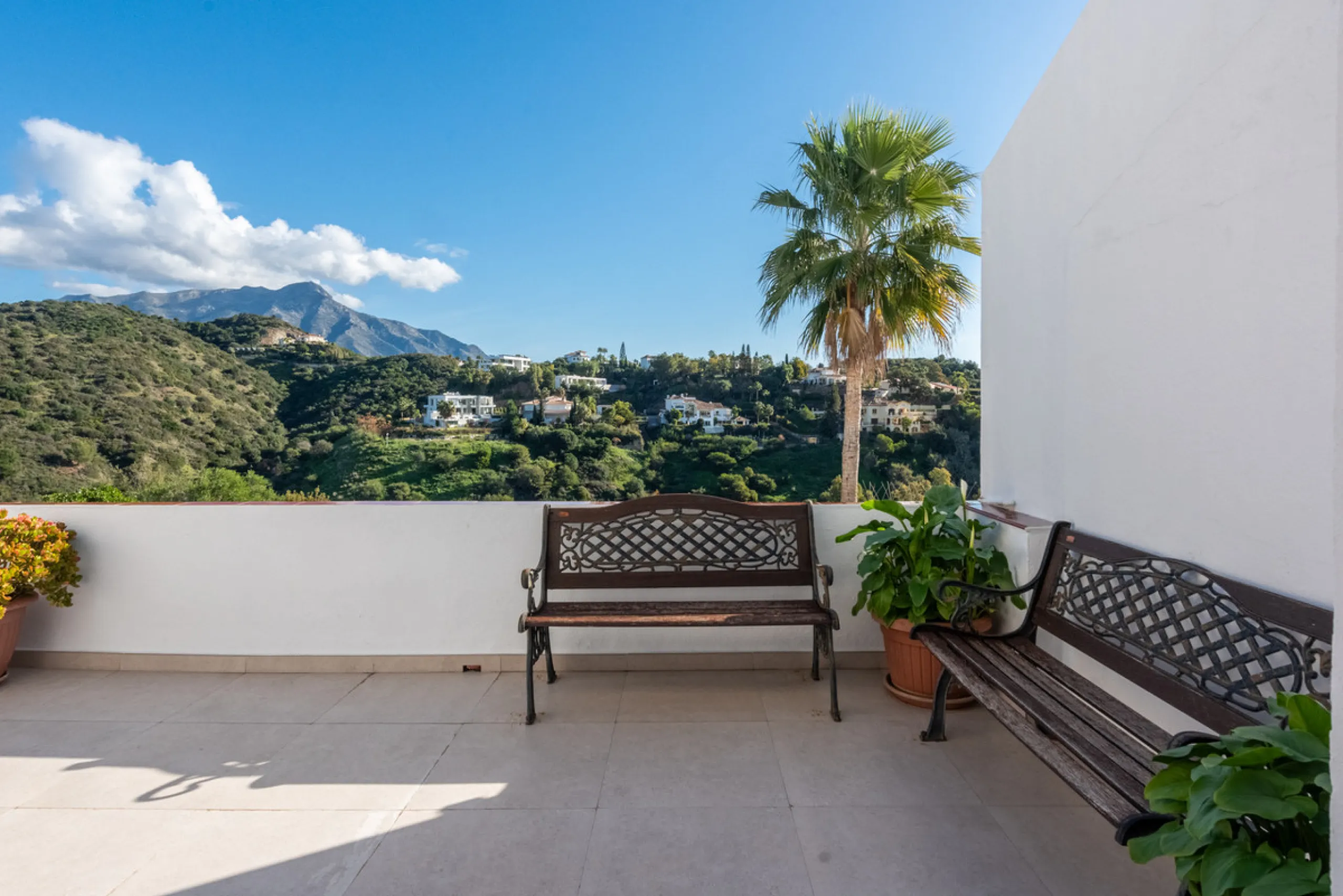Apartment - Middle Floor Apartment в продаже в Benahavís, Málaga. В доме 2 спален и 2 ванных комнат. Площадь дома 130 м²