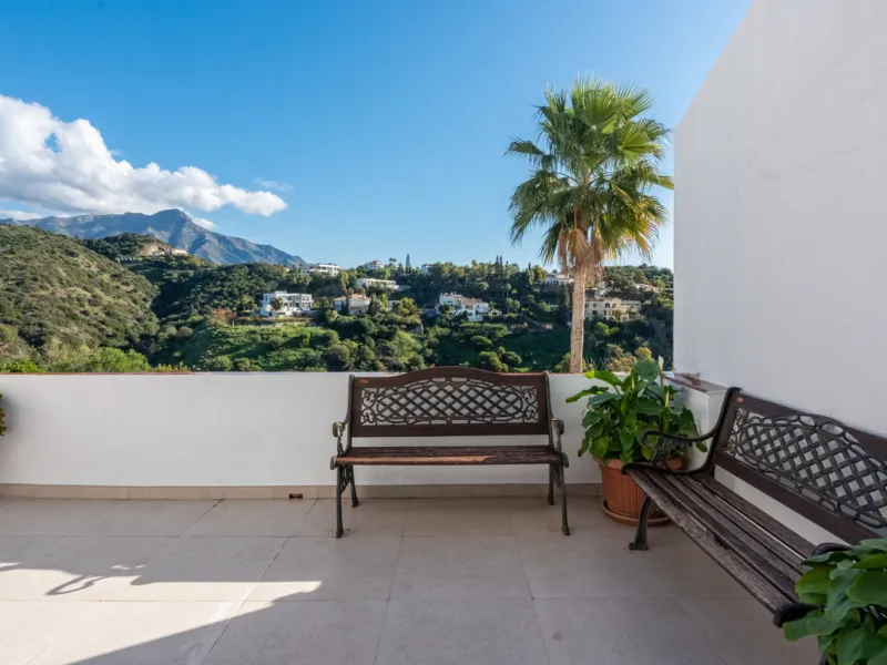 Apartment - Middle Floor Apartment в продаже в Benahavís, Málaga. В доме 2 спален и 2 ванных комнат. Площадь дома 130 м²