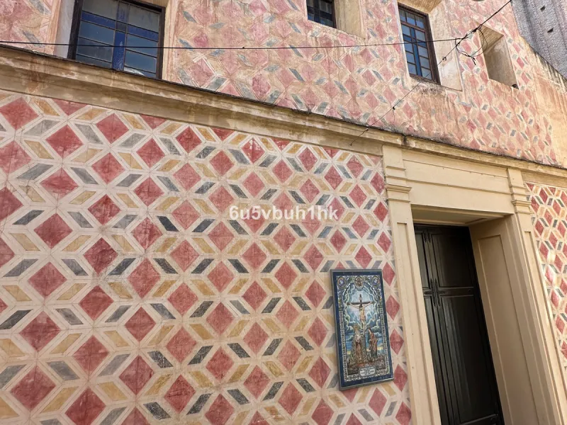 Located on one of the most picturesque streets in Málaga's historic centre, Calle San Juan, this characterful building offers a rare combination of immediate income and exceptional development potential. With its rooftop overlooking the magnificent tower 