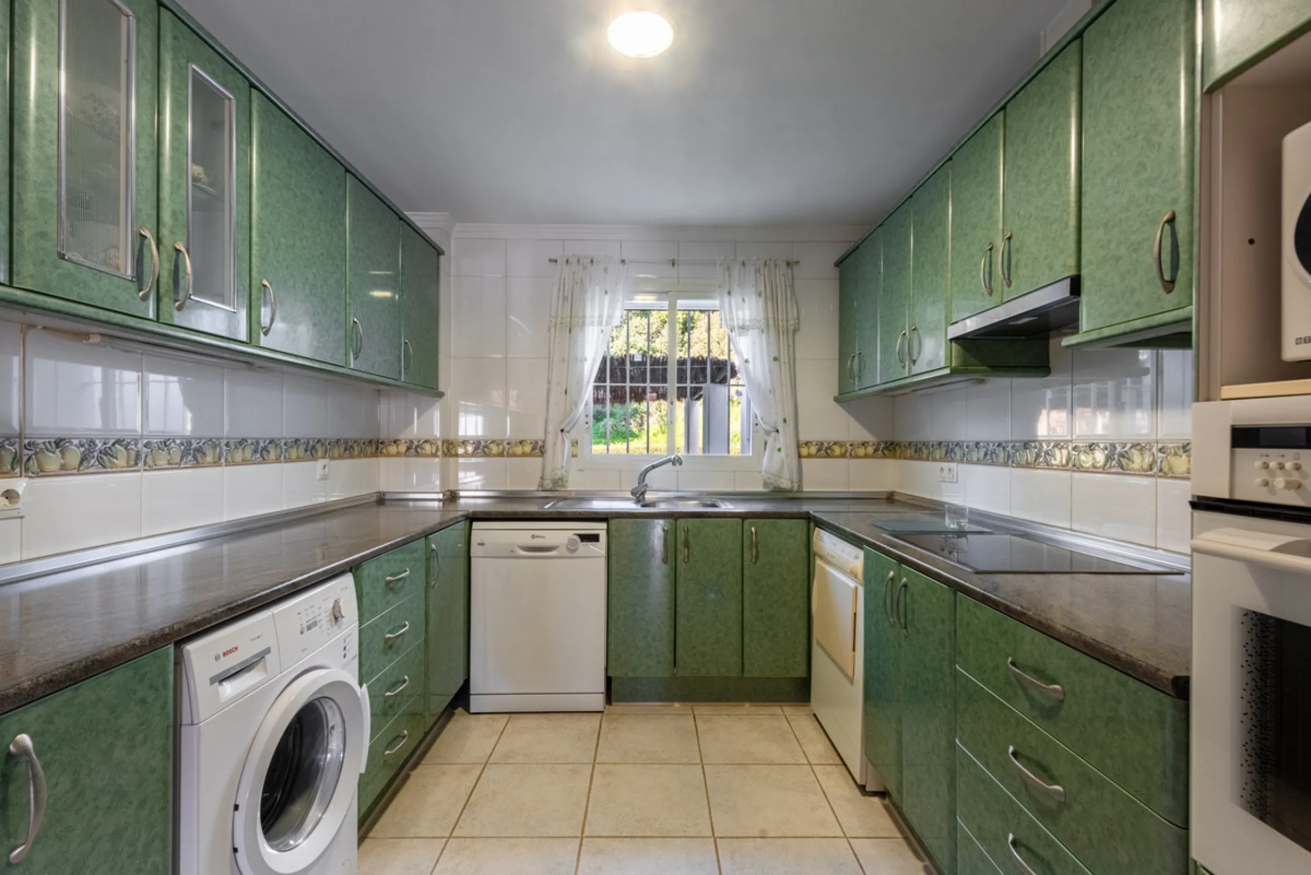 Apartment - Middle Floor Apartment в продаже в Benahavís, Málaga. В доме 2 спален и 2 ванных комнат. Площадь дома 130 м²