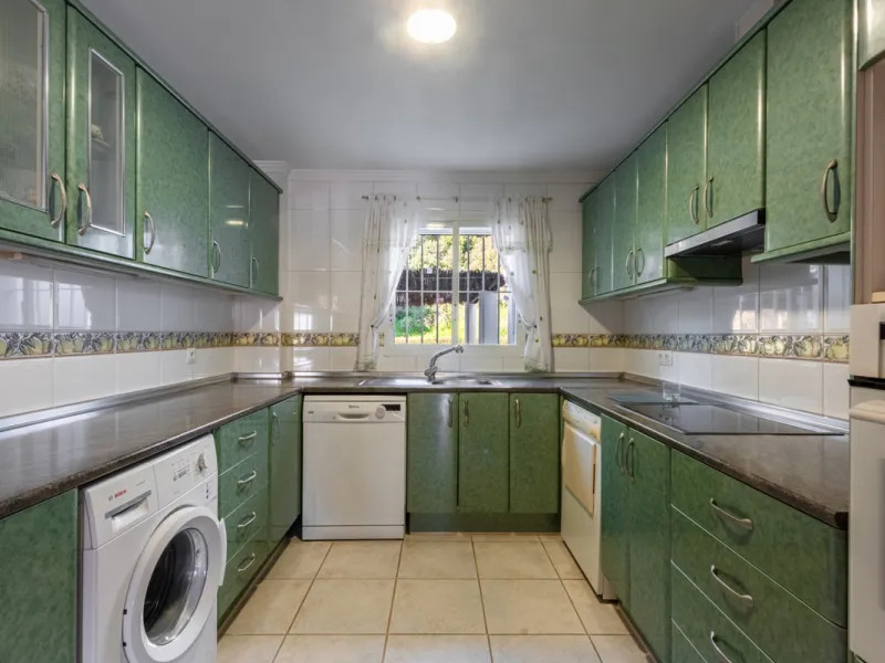 Apartment - Middle Floor Apartment в продаже в Benahavís, Málaga. В доме 2 спален и 2 ванных комнат. Площадь дома 130 м²