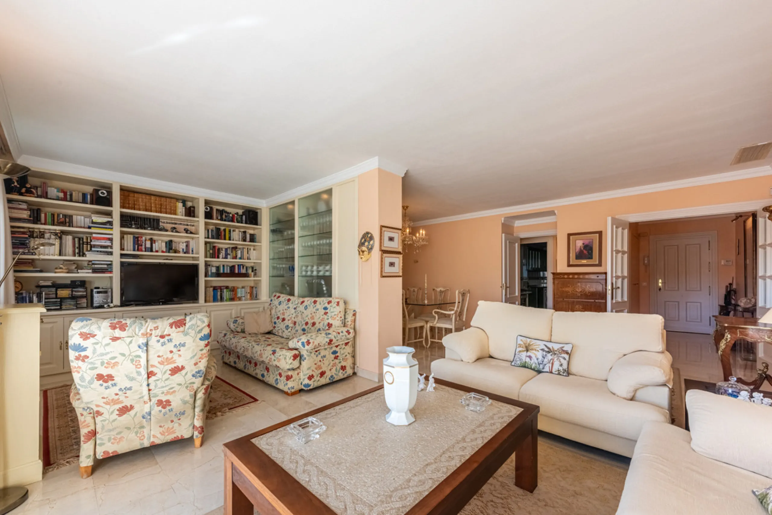 Apartment - Middle Floor Apartment в продаже в Benahavís, Málaga. В доме 2 спален и 2 ванных комнат. Площадь дома 130 м²