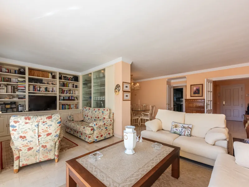 Apartment - Middle Floor Apartment в продаже в Benahavís, Málaga. В доме 2 спален и 2 ванных комнат. Площадь дома 130 м²