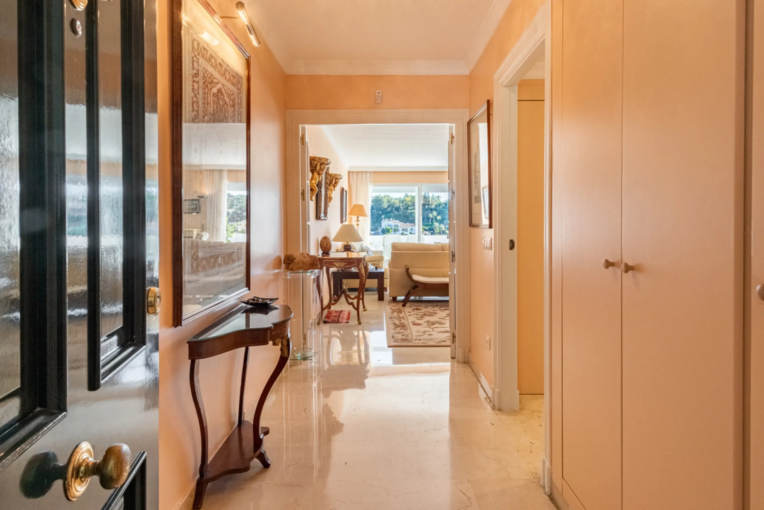 Apartment - Middle Floor Apartment в продаже в Benahavís, Málaga. В доме 2 спален и 2 ванных комнат. Площадь дома 130 м²