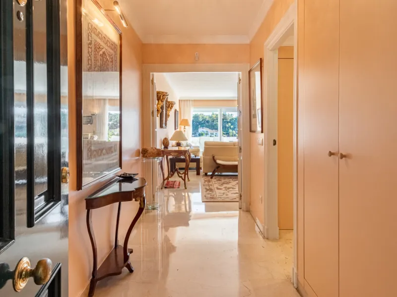 Apartment - Middle Floor Apartment в продаже в Benahavís, Málaga. В доме 2 спален и 2 ванных комнат. Площадь дома 130 м²
