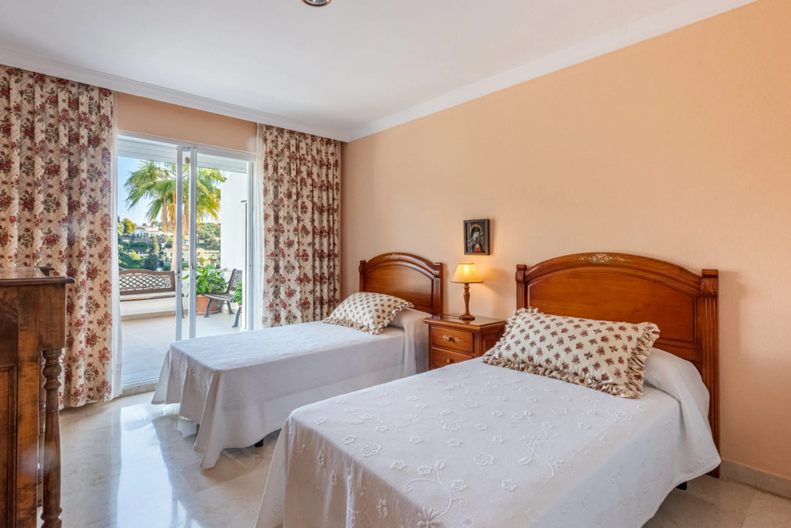 Apartment - Middle Floor Apartment в продаже в Benahavís, Málaga. В доме 2 спален и 2 ванных комнат. Площадь дома 130 м²