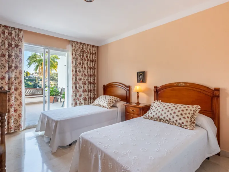 Apartment - Middle Floor Apartment в продаже в Benahavís, Málaga. В доме 2 спален и 2 ванных комнат. Площадь дома 130 м²