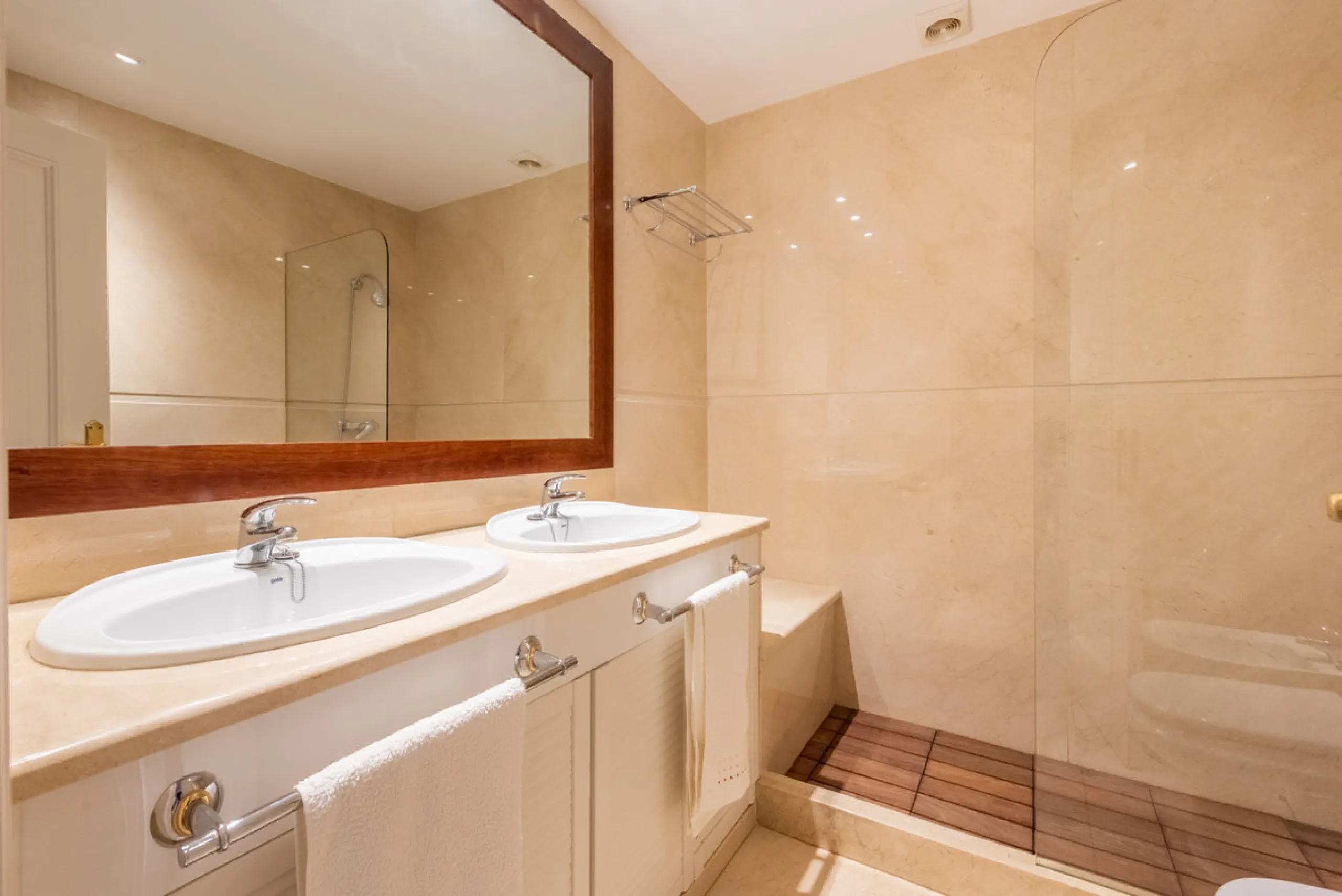 Apartment - Middle Floor Apartment в продаже в Benahavís, Málaga. В доме 2 спален и 2 ванных комнат. Площадь дома 130 м²