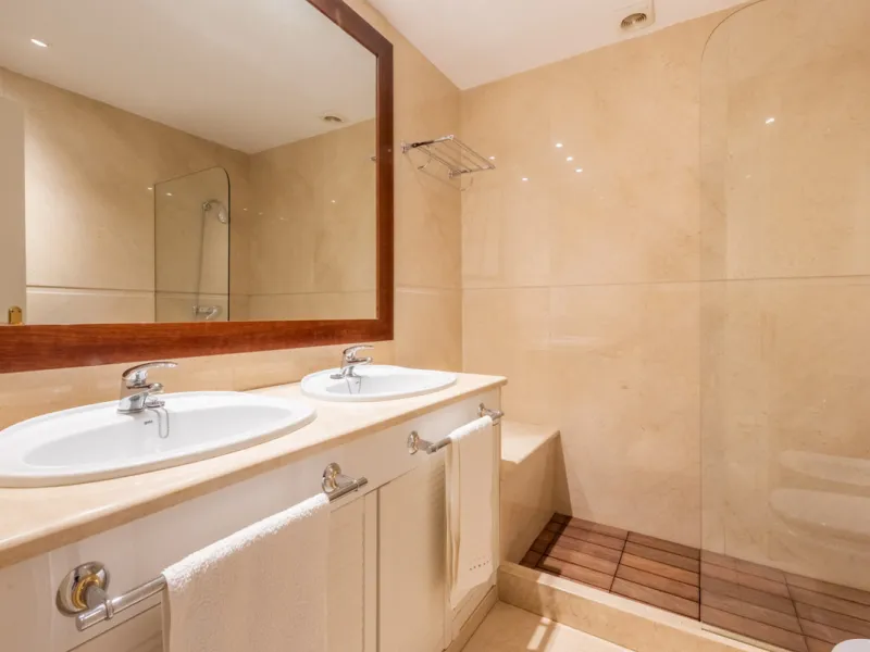 Apartment - Middle Floor Apartment в продаже в Benahavís, Málaga. В доме 2 спален и 2 ванных комнат. Площадь дома 130 м²
