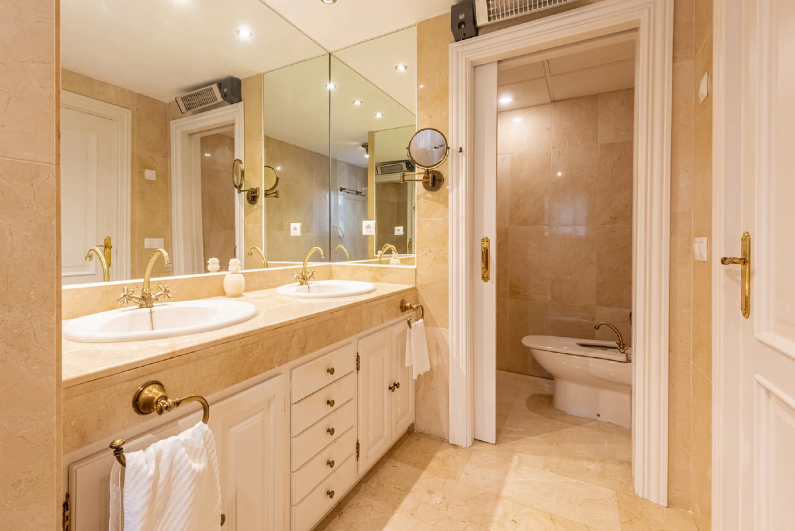 Apartment - Middle Floor Apartment в продаже в Benahavís, Málaga. В доме 2 спален и 2 ванных комнат. Площадь дома 130 м²