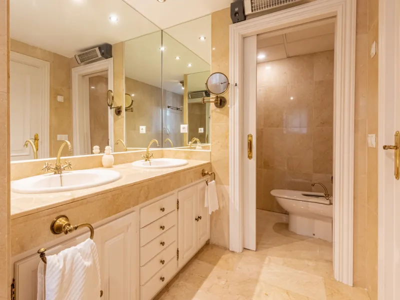 Apartment - Middle Floor Apartment в продаже в Benahavís, Málaga. В доме 2 спален и 2 ванных комнат. Площадь дома 130 м²