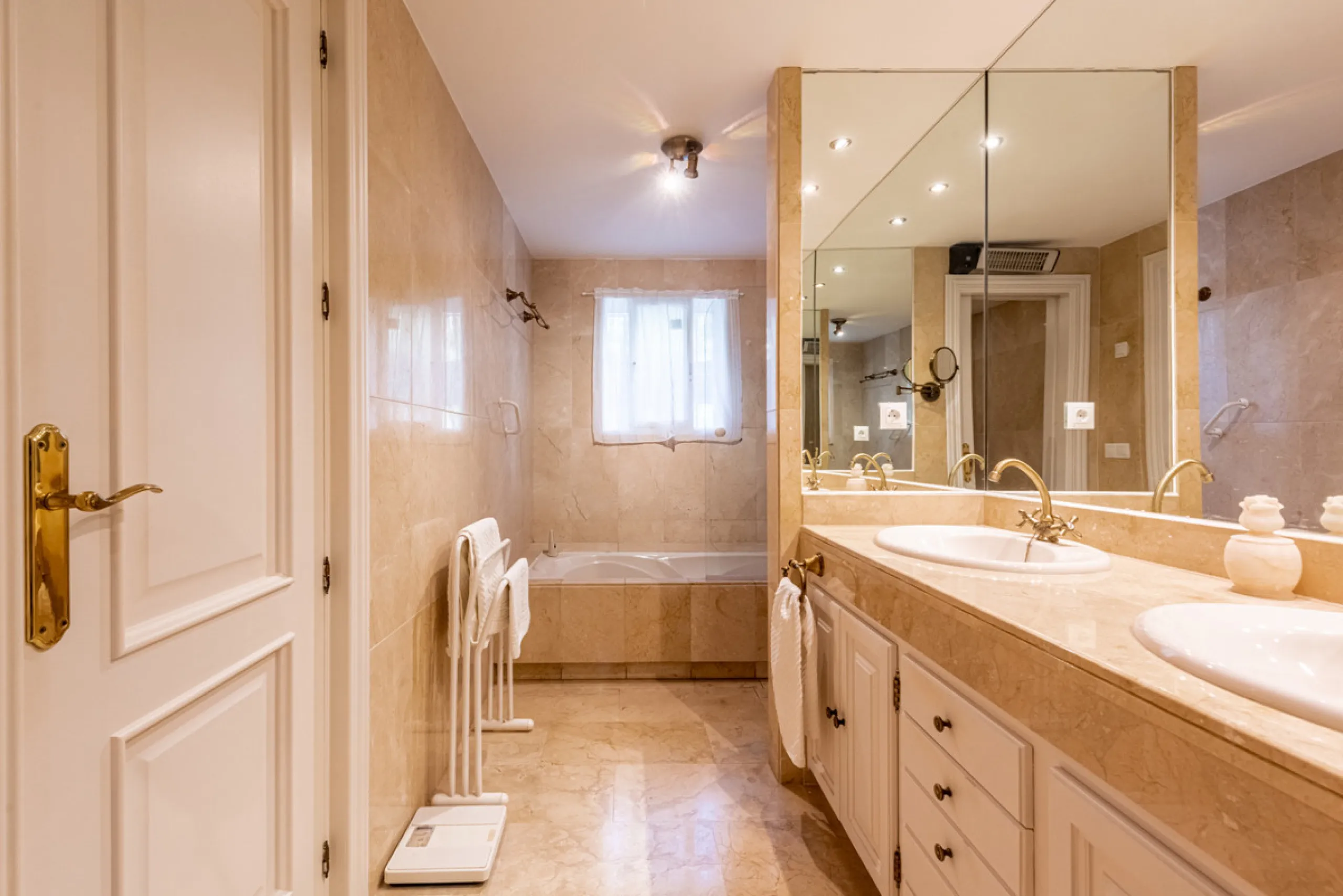Apartment - Middle Floor Apartment в продаже в Benahavís, Málaga. В доме 2 спален и 2 ванных комнат. Площадь дома 130 м²