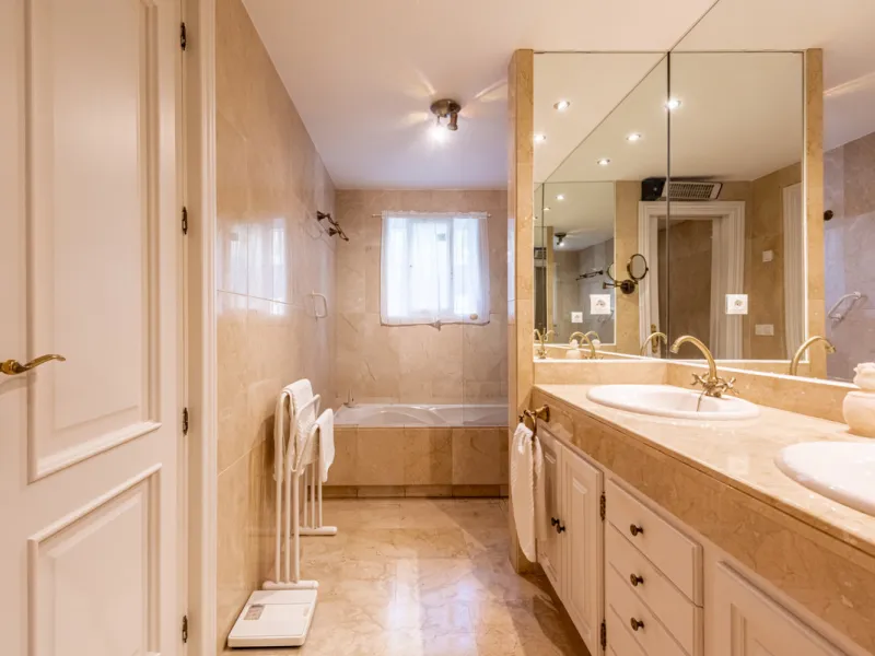 Apartment - Middle Floor Apartment в продаже в Benahavís, Málaga. В доме 2 спален и 2 ванных комнат. Площадь дома 130 м²