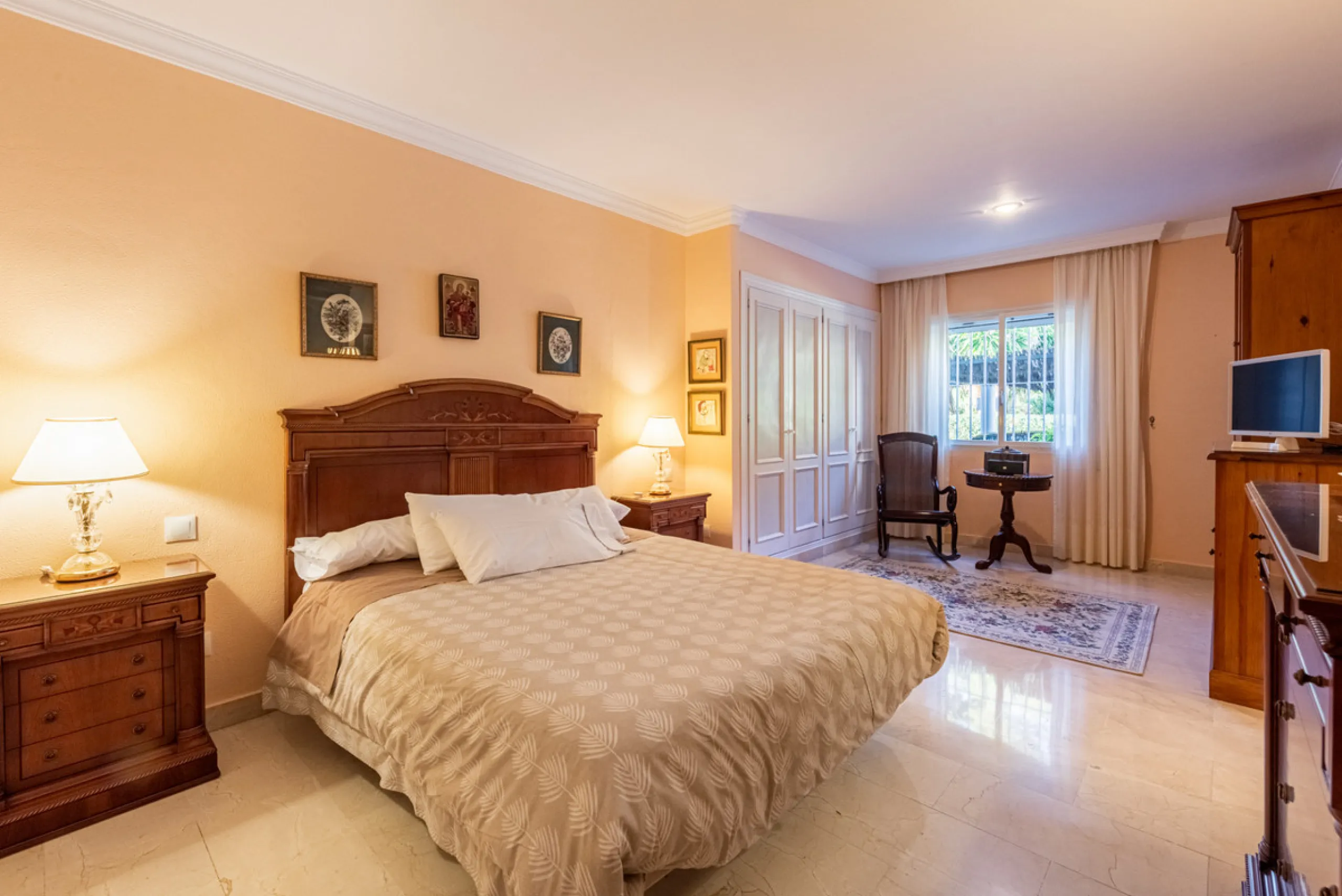 Apartment - Middle Floor Apartment в продаже в Benahavís, Málaga. В доме 2 спален и 2 ванных комнат. Площадь дома 130 м²