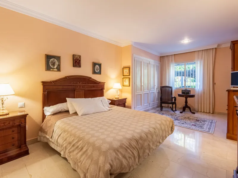 Apartment - Middle Floor Apartment в продаже в Benahavís, Málaga. В доме 2 спален и 2 ванных комнат. Площадь дома 130 м²
