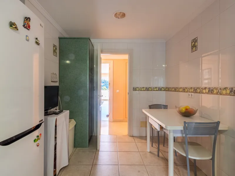 Apartment - Middle Floor Apartment в продаже в Benahavís, Málaga. В доме 2 спален и 2 ванных комнат. Площадь дома 130 м²