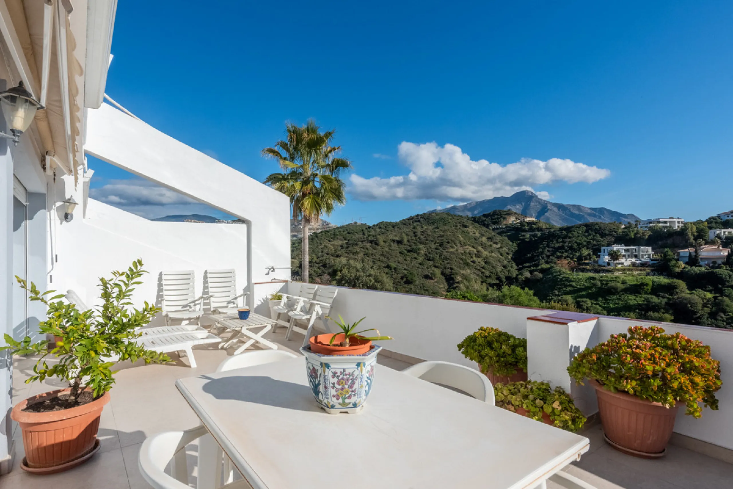 Apartment - Middle Floor Apartment в продаже в Benahavís, Málaga. В доме 2 спален и 2 ванных комнат. Площадь дома 130 м²