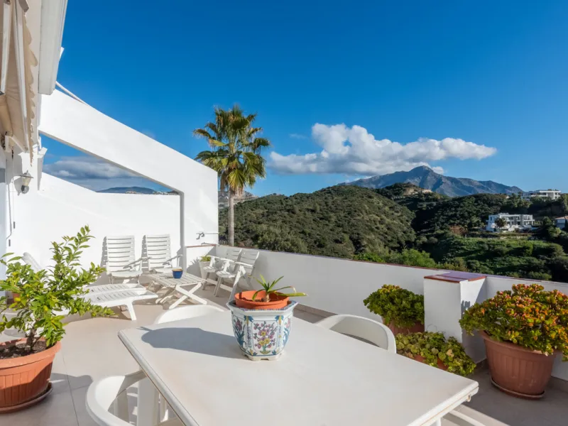 Apartment - Middle Floor Apartment в продаже в Benahavís, Málaga. В доме 2 спален и 2 ванных комнат. Площадь дома 130 м²