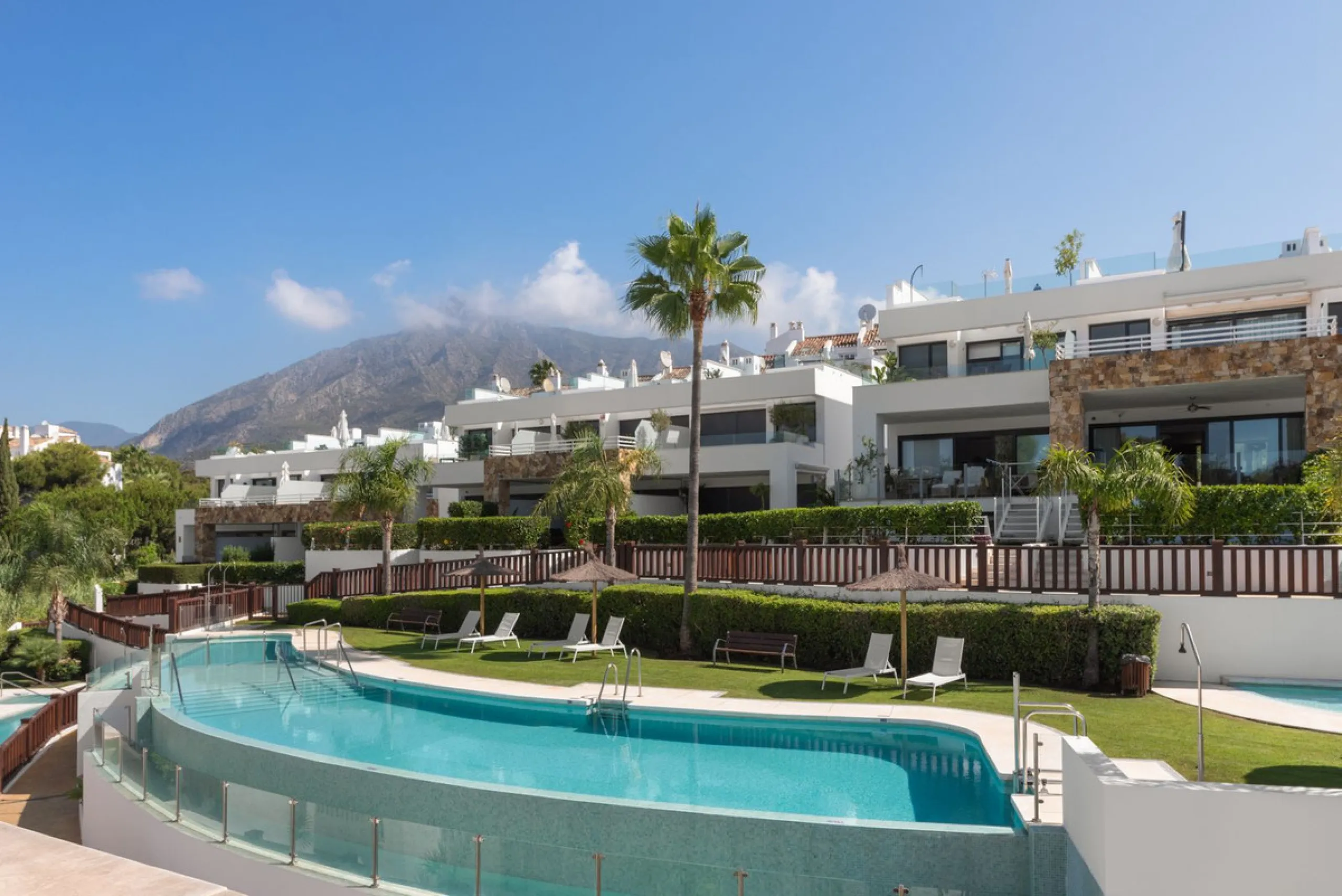 House - Townhouse в продаже в Marbella, Málaga. В доме 3 спален и 3 ванных комнат. Площадь дома 250 м². Площадь участка 20 м²