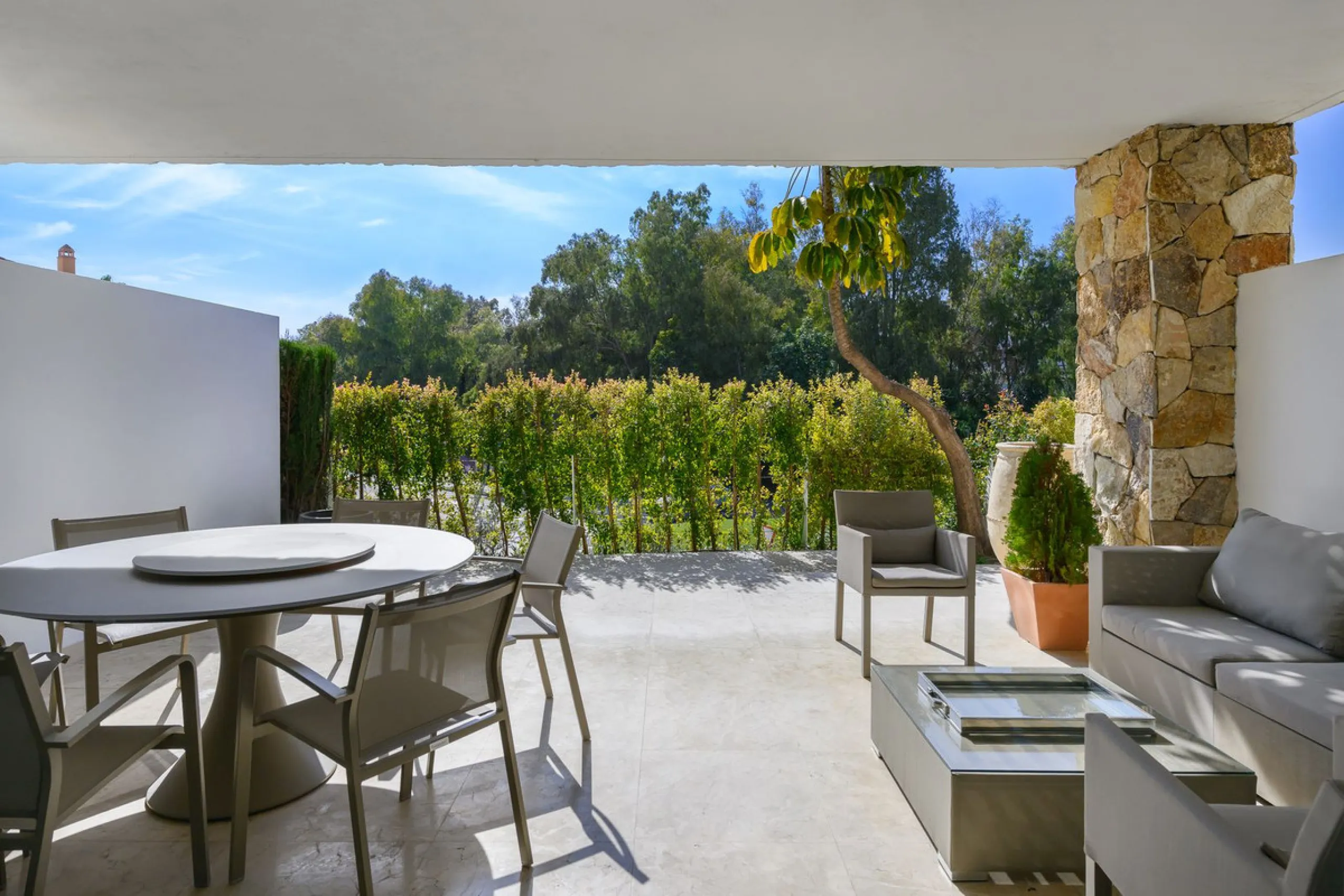 House - Townhouse в продаже в Marbella, Málaga. В доме 3 спален и 3 ванных комнат. Площадь дома 250 м². Площадь участка 20 м²