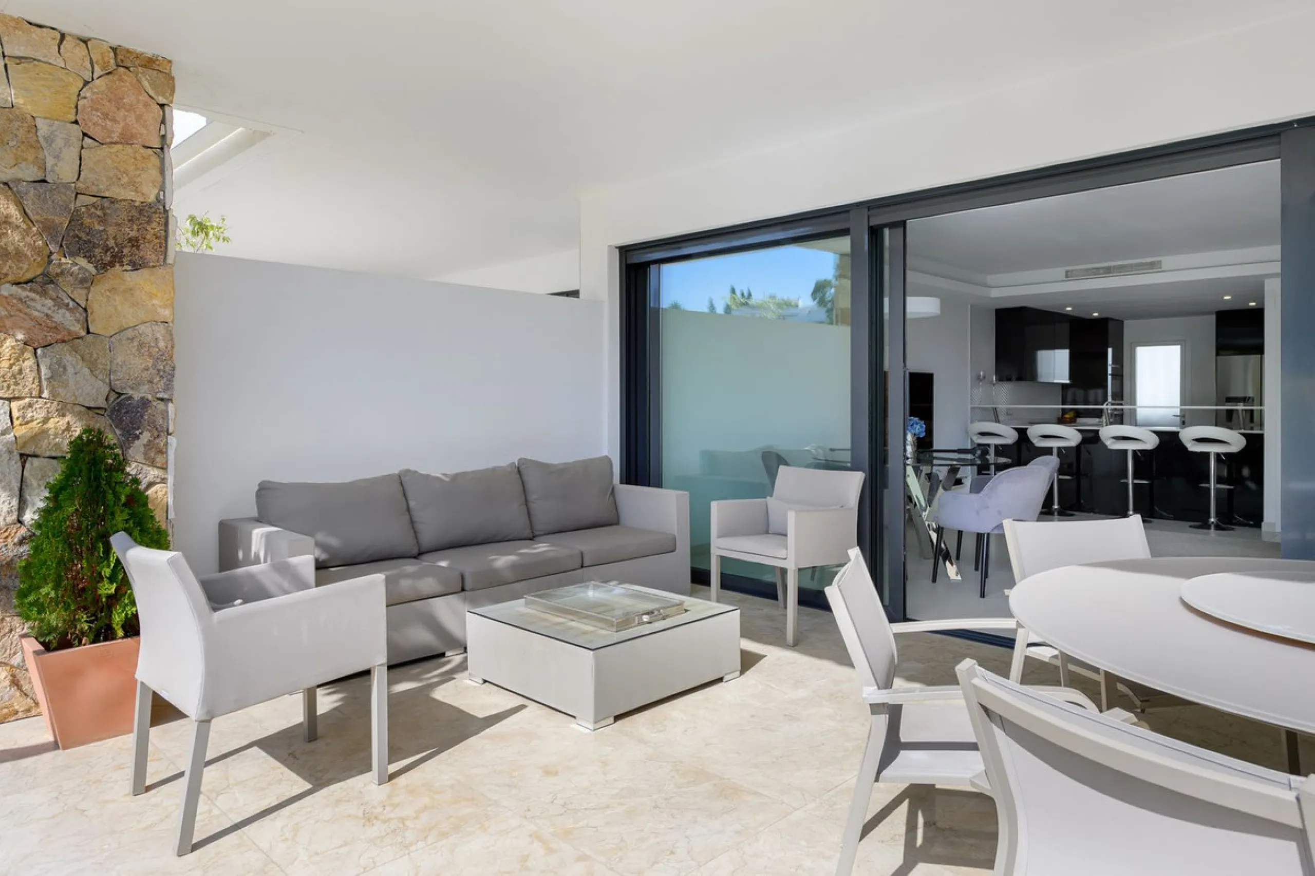 House - Townhouse в продаже в Marbella, Málaga. В доме 3 спален и 3 ванных комнат. Площадь дома 250 м². Площадь участка 20 м²