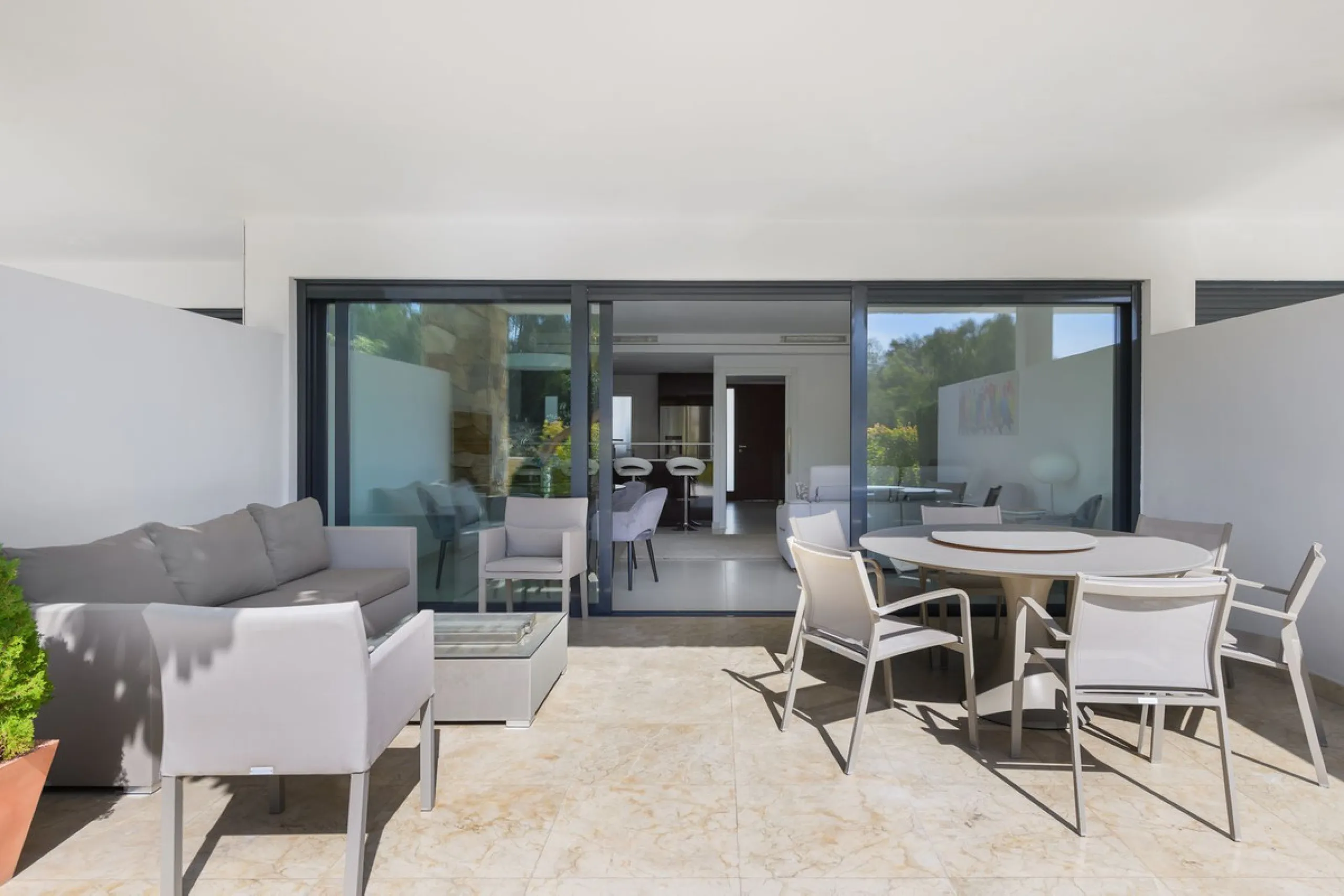 House - Townhouse в продаже в Marbella, Málaga. В доме 3 спален и 3 ванных комнат. Площадь дома 250 м². Площадь участка 20 м²