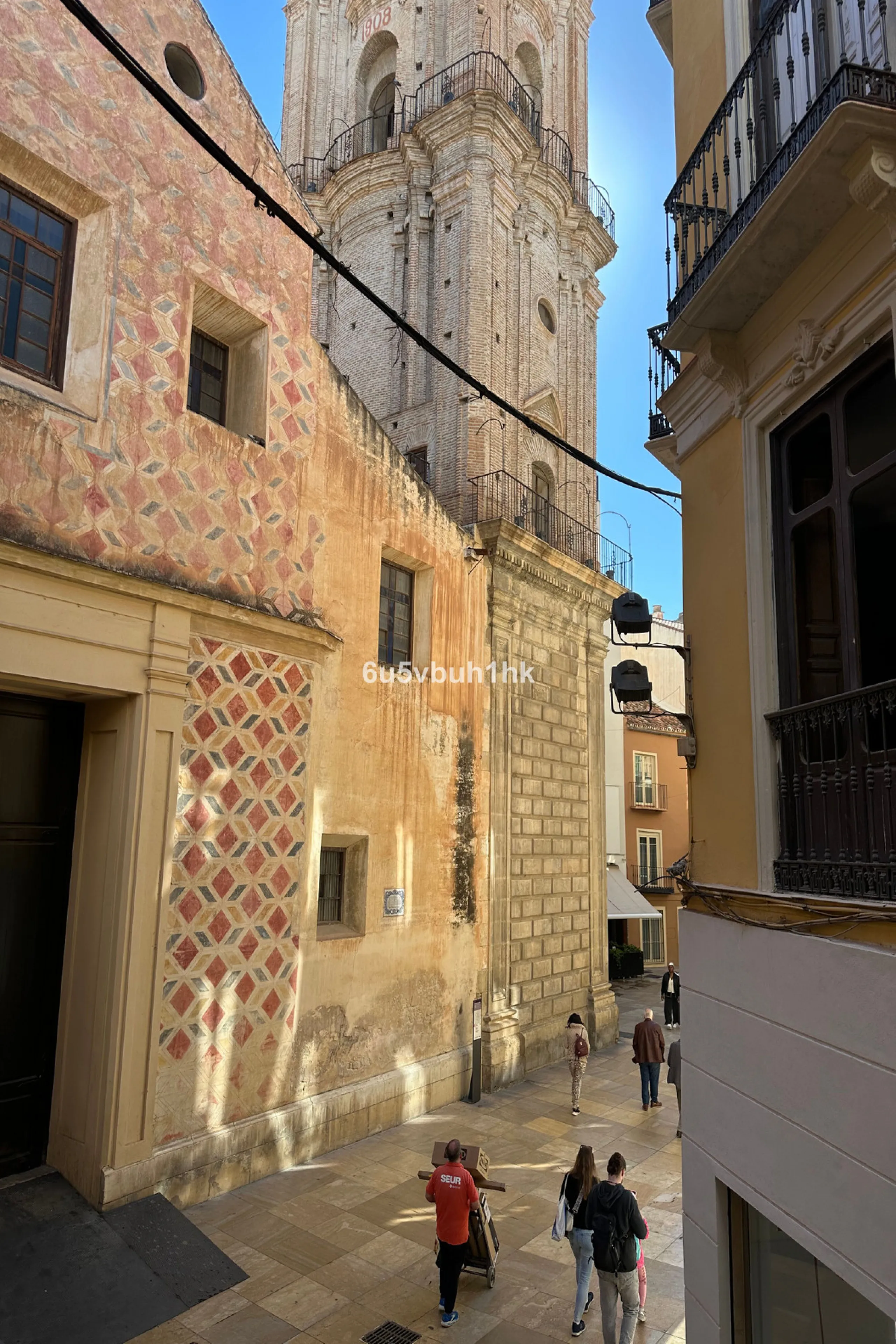 Located on one of the most picturesque streets in Málaga's historic centre, Calle San Juan, this characterful building offers a rare combination of immediate income and exceptional development potential. With its rooftop overlooking the magnificent tower 