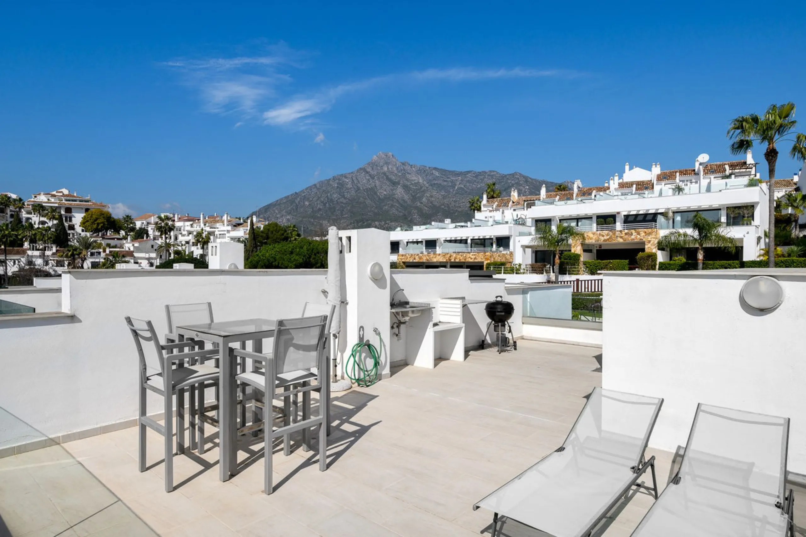 House - Townhouse в продаже в Marbella, Málaga. В доме 3 спален и 3 ванных комнат. Площадь дома 250 м². Площадь участка 20 м²