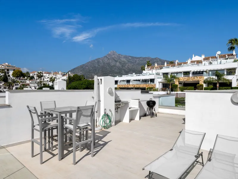 House - Townhouse в продаже в Marbella, Málaga. В доме 3 спален и 3 ванных комнат. Площадь дома 250 м². Площадь участка 20 м²