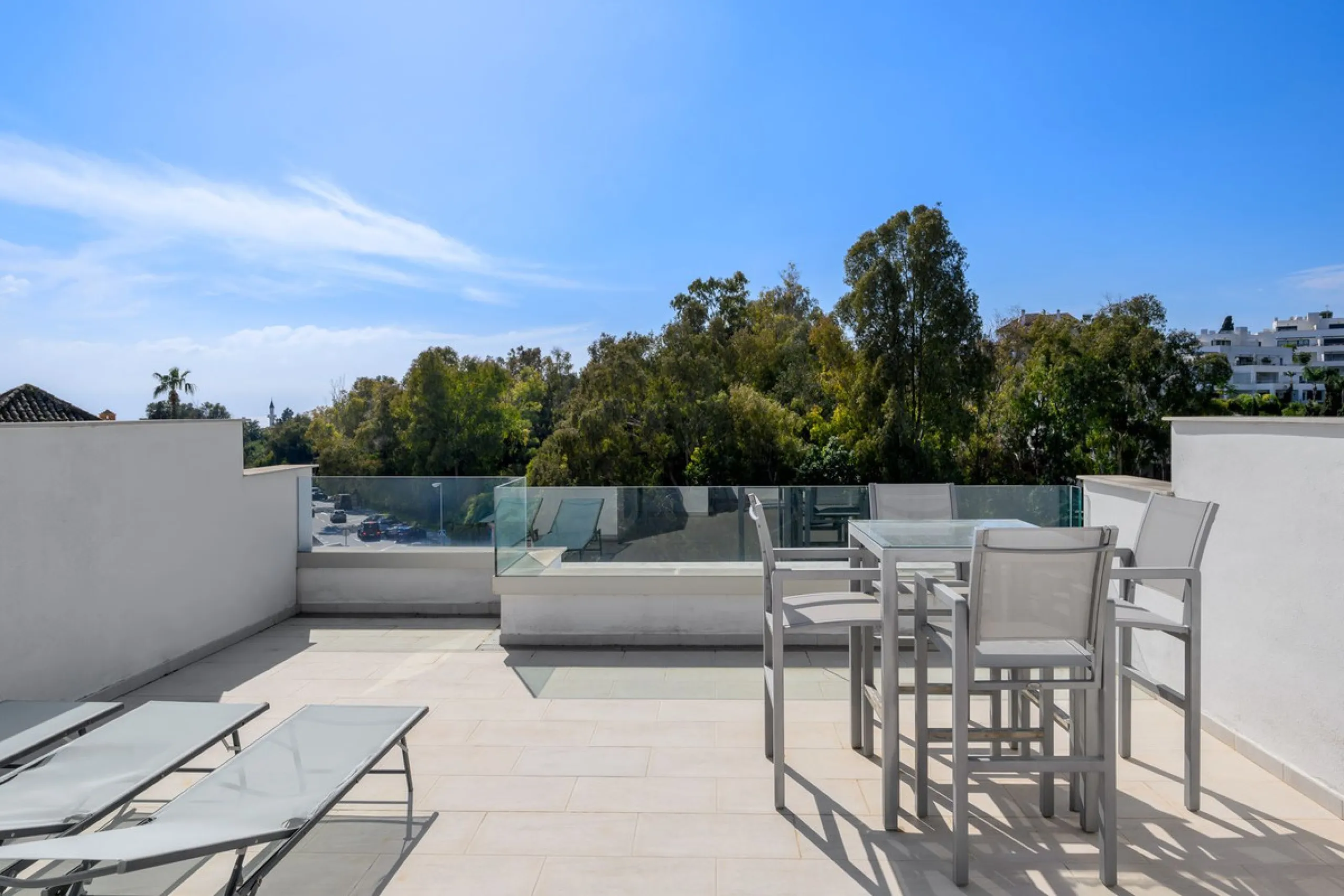 House - Townhouse в продаже в Marbella, Málaga. В доме 3 спален и 3 ванных комнат. Площадь дома 250 м². Площадь участка 20 м²
