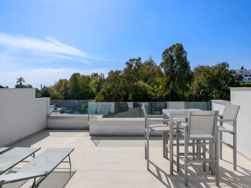 House - Townhouse в продаже в Marbella, Málaga. В доме 3 спален и 3 ванных комнат. Площадь дома 250 м². Площадь участка 20 м²