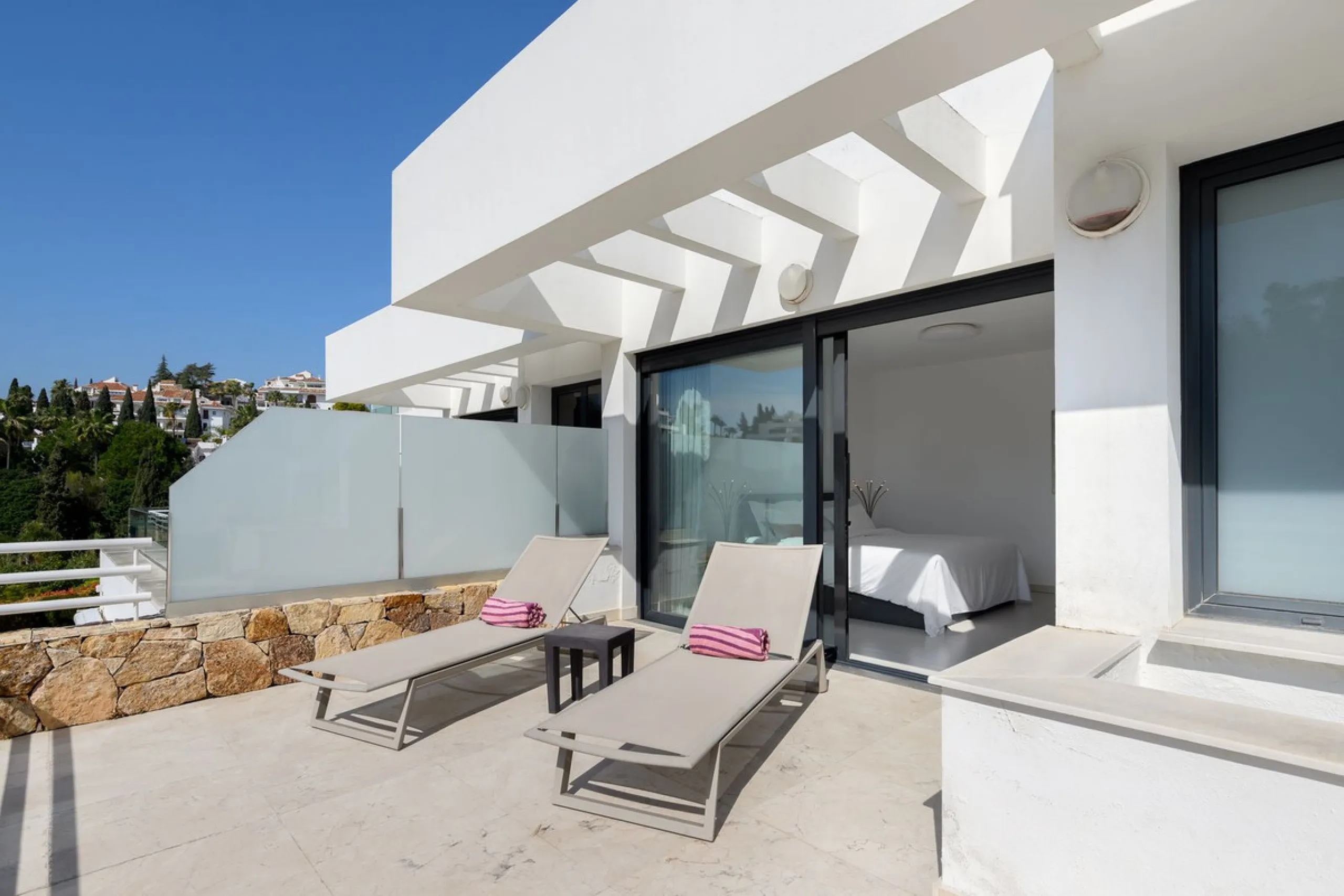 House - Townhouse в продаже в Marbella, Málaga. В доме 3 спален и 3 ванных комнат. Площадь дома 250 м². Площадь участка 20 м²