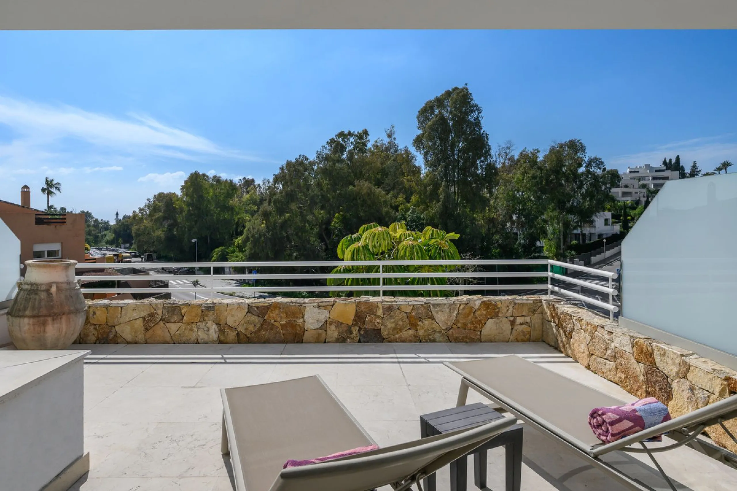 House - Townhouse в продаже в Marbella, Málaga. В доме 3 спален и 3 ванных комнат. Площадь дома 250 м². Площадь участка 20 м²