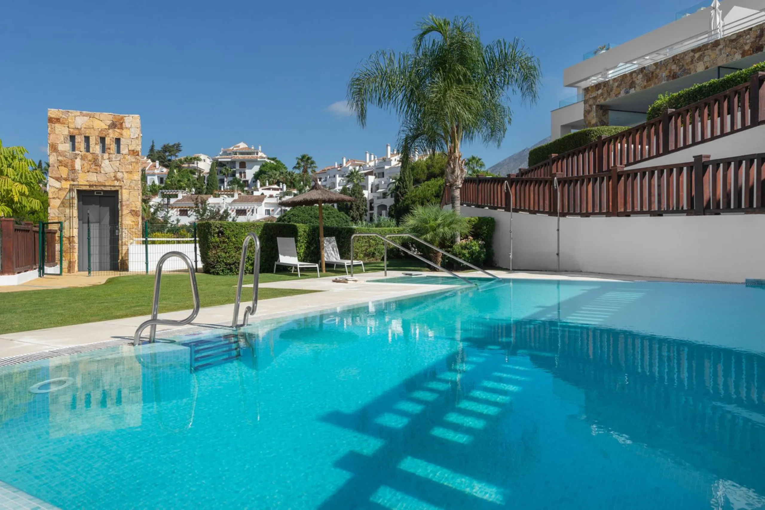 House - Townhouse в продаже в Marbella, Málaga. В доме 3 спален и 3 ванных комнат. Площадь дома 250 м². Площадь участка 20 м²