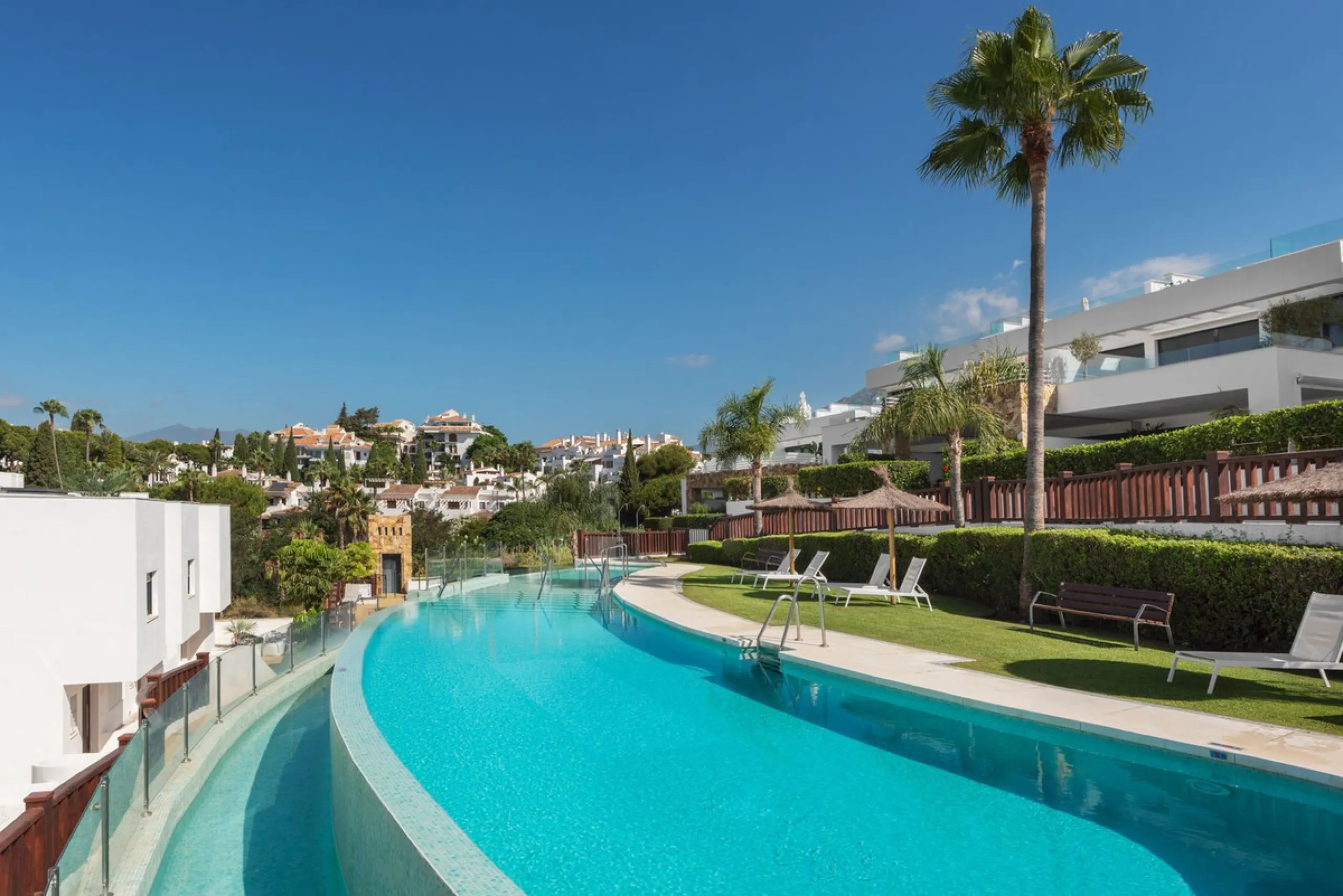 House - Townhouse в продаже в Marbella, Málaga. В доме 3 спален и 3 ванных комнат. Площадь дома 250 м². Площадь участка 20 м²