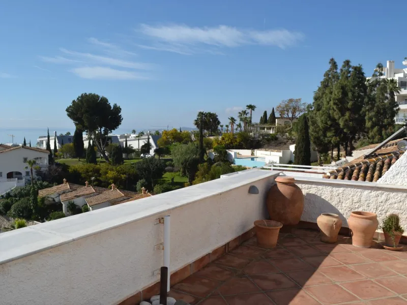 Really nice Top floor apartment, with a large private terrace and a great view of the sea. The apartment has been nicely renovated within the last 10 years. The area includes a lovely communal swimming pool with overflow. There is communal parking.