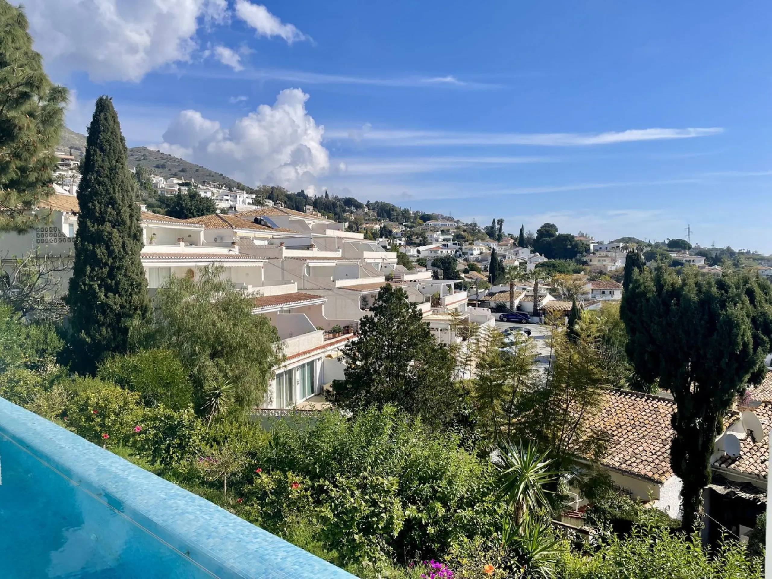 Apartment - Top Floor Apartment в продаже в Benalmadena, Málaga. В доме 1 спален и 2 ванных комнат. Площадь дома 66 м²