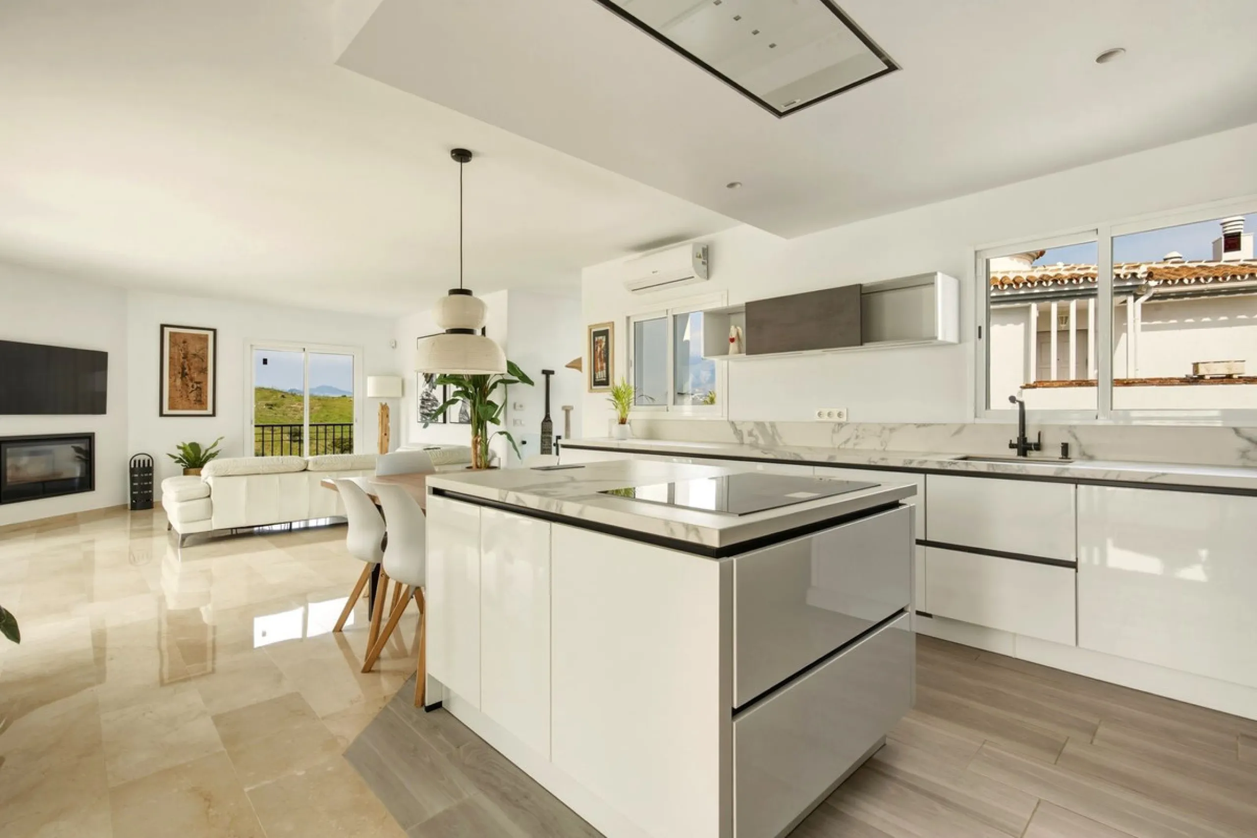 Exceptional Villa in Cerros del Águila - Perfect Location and Fully Renovated