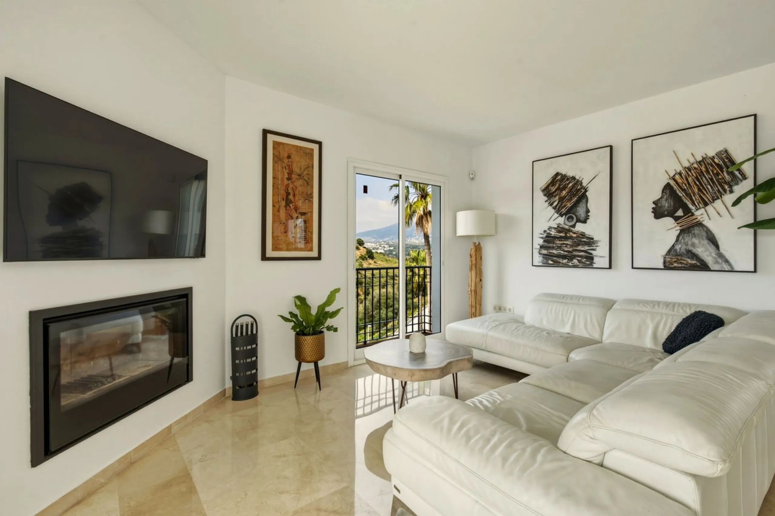 Exceptional Villa in Cerros del Águila - Perfect Location and Fully Renovated