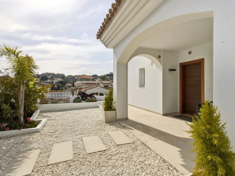 Exceptional Villa in Cerros del Águila - Perfect Location and Fully Renovated