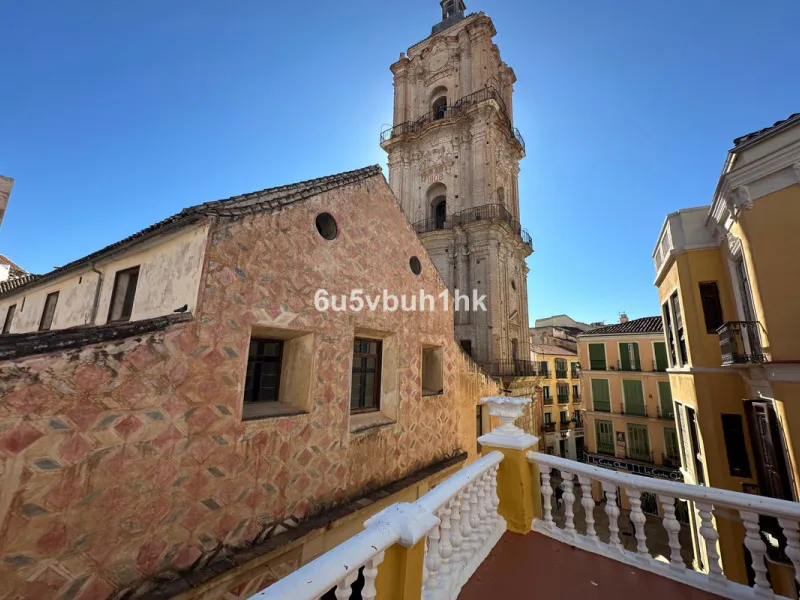 Located on one of the most picturesque streets in Málaga's historic centre, Calle San Juan, this characterful building offers a rare combination of immediate income and exceptional development potential. With its rooftop overlooking the magnificent tower 