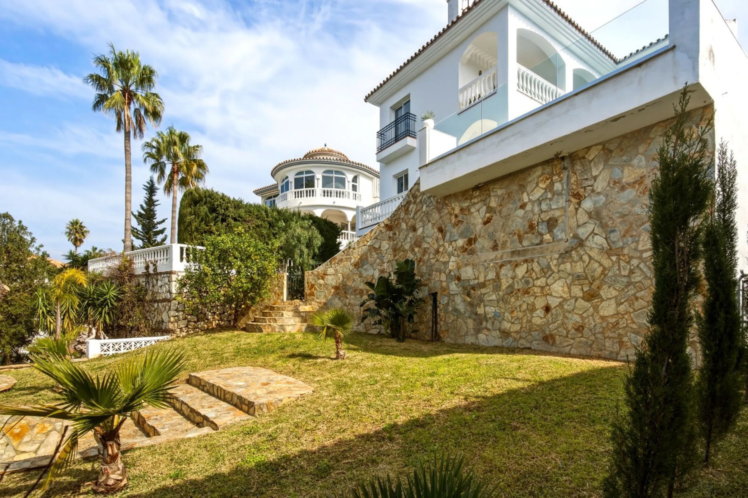 Exceptional Villa in Cerros del Águila - Perfect Location and Fully Renovated