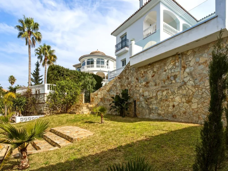Exceptional Villa in Cerros del Águila - Perfect Location and Fully Renovated