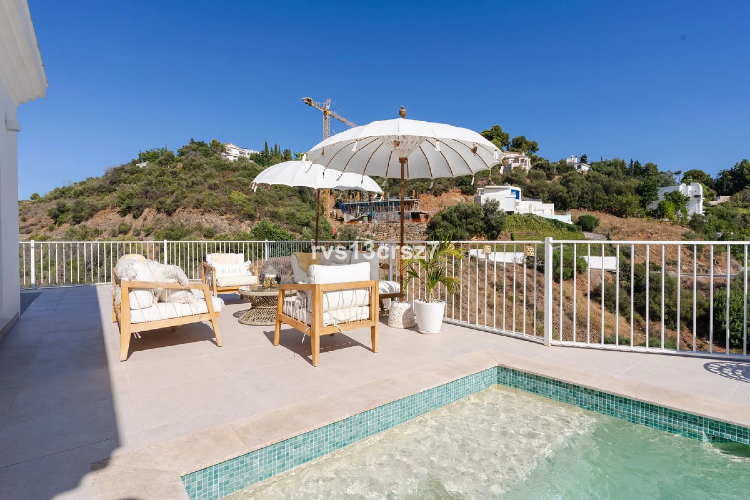 A wonderful opportunity: a luxurious, renovated Ibiza-style villa, unique in its kind, with plenty of privacy and stunning views of the Costa del Sol sea and mountains. This tastefully designed, unique villa offers exceptional privacy thanks to its four e