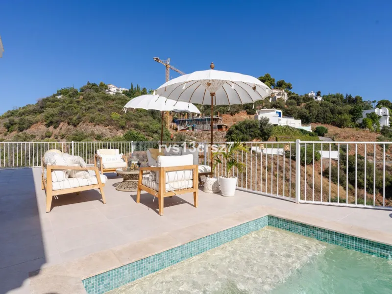 A wonderful opportunity: a luxurious, renovated Ibiza-style villa, unique in its kind, with plenty of privacy and stunning views of the Costa del Sol sea and mountains. This tastefully designed, unique villa offers exceptional privacy thanks to its four e