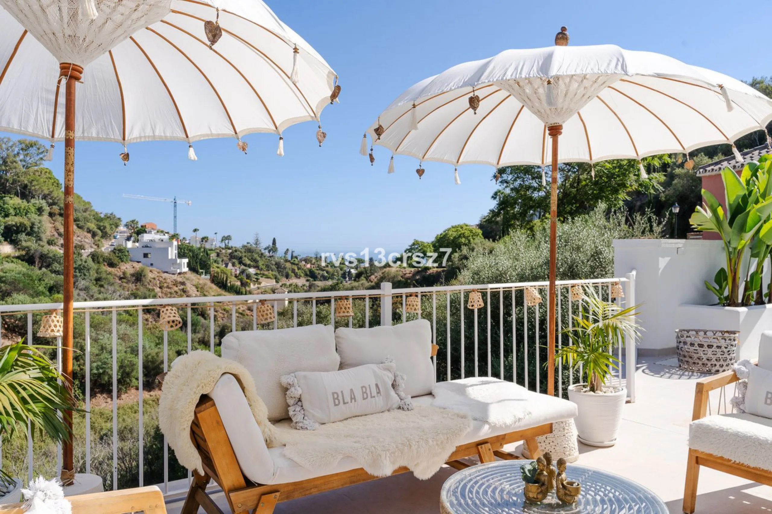 A wonderful opportunity: a luxurious, renovated Ibiza-style villa, unique in its kind, with plenty of privacy and stunning views of the Costa del Sol sea and mountains. This tastefully designed, unique villa offers exceptional privacy thanks to its four e