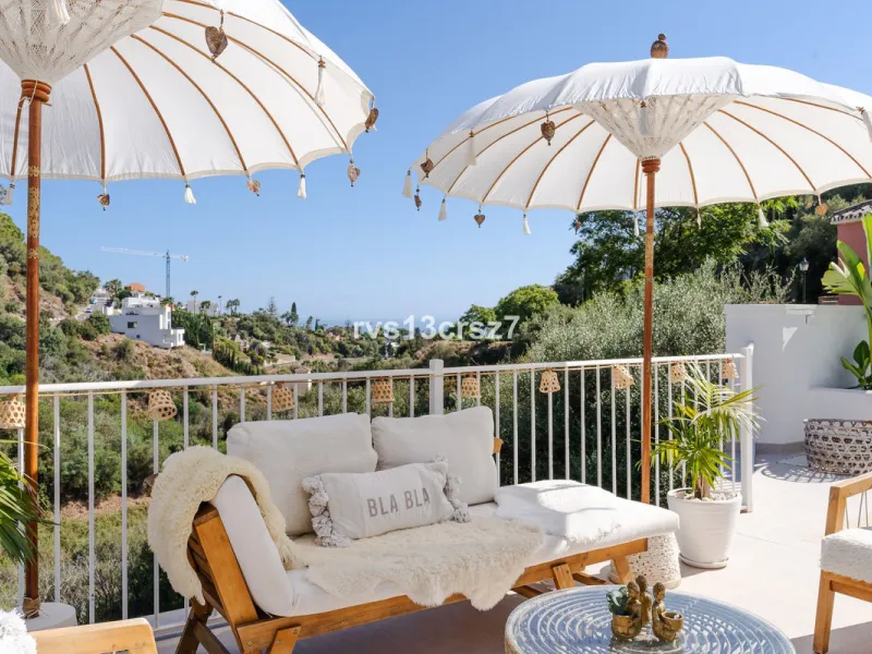 A wonderful opportunity: a luxurious, renovated Ibiza-style villa, unique in its kind, with plenty of privacy and stunning views of the Costa del Sol sea and mountains. This tastefully designed, unique villa offers exceptional privacy thanks to its four e