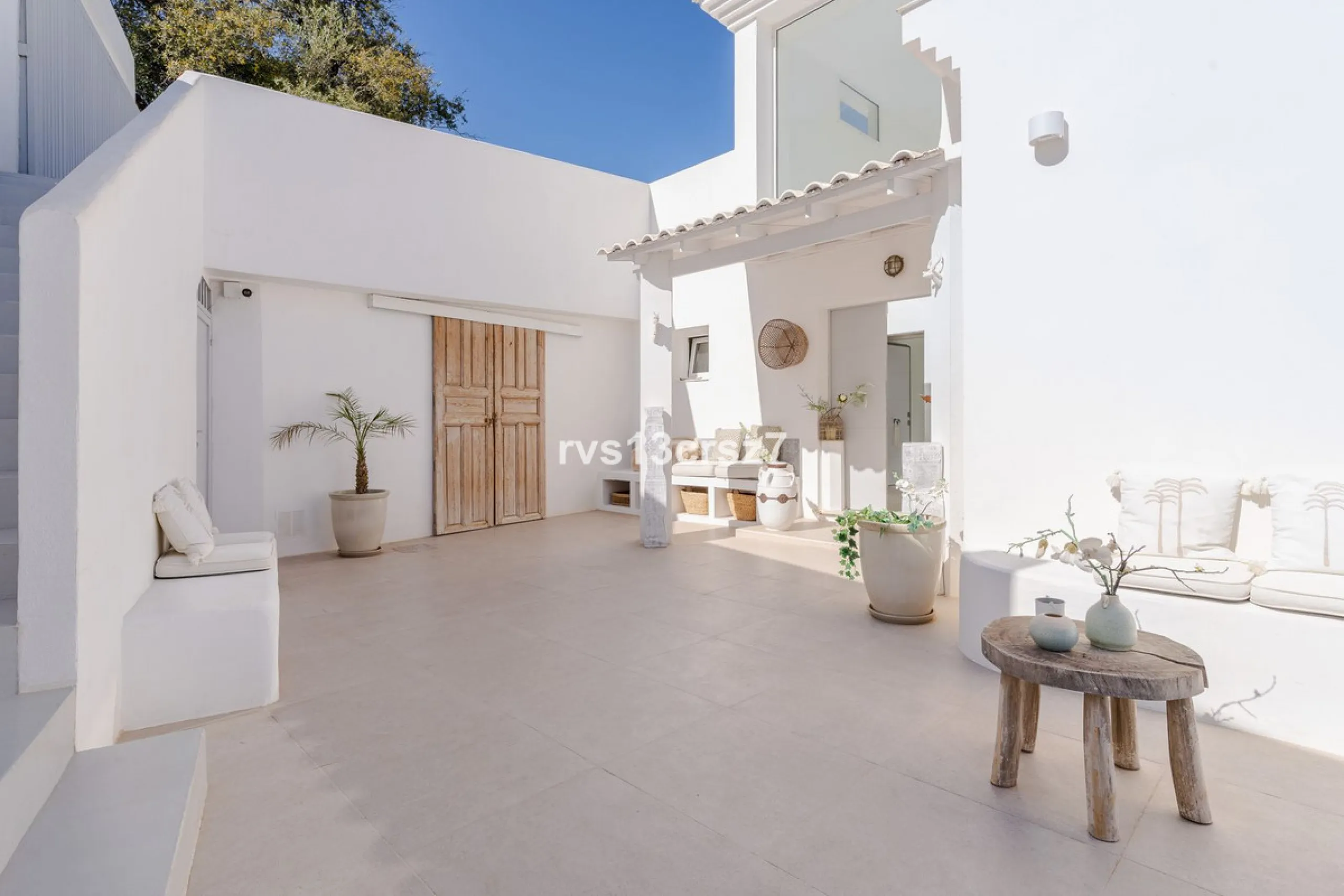 A wonderful opportunity: a luxurious, renovated Ibiza-style villa, unique in its kind, with plenty of privacy and stunning views of the Costa del Sol sea and mountains. This tastefully designed, unique villa offers exceptional privacy thanks to its four e
