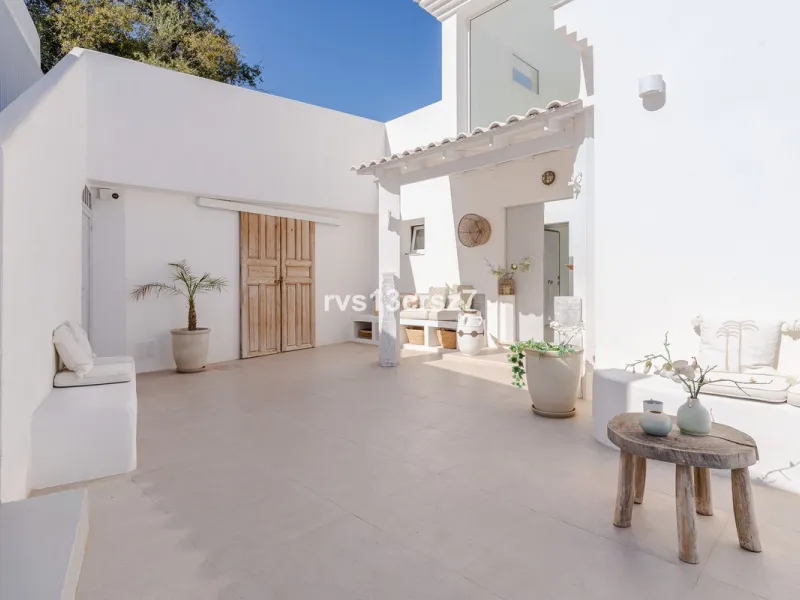 A wonderful opportunity: a luxurious, renovated Ibiza-style villa, unique in its kind, with plenty of privacy and stunning views of the Costa del Sol sea and mountains. This tastefully designed, unique villa offers exceptional privacy thanks to its four e